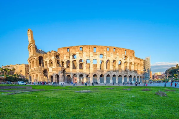 Roma, İtalya, Colosseum ve gün batımı görünümü — Stok fotoğraf