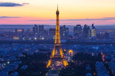 Eyfel Kulesi Paris, Fransa'da hafif performans gösterisi ile