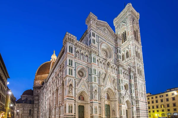 Close up view of Duomo of Florence at night in Tuscany, Italy — Stock Photo, Image