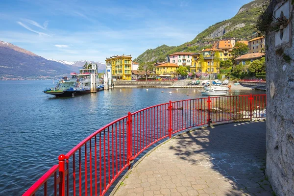 Varenna města s výhledem na jezero Como v Lecco, Lombardie, Itálie — Stock fotografie