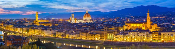Panoramautsikt över Florens stadssilhuetten nattetid i Toscana, Ita — Stockfoto
