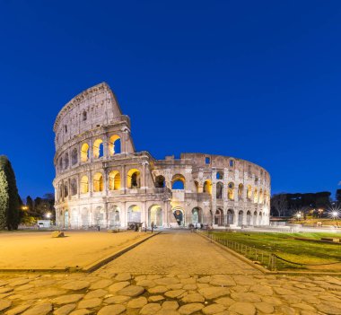 Roma şehir manzaralı Colosseum gece Roma, İtalya