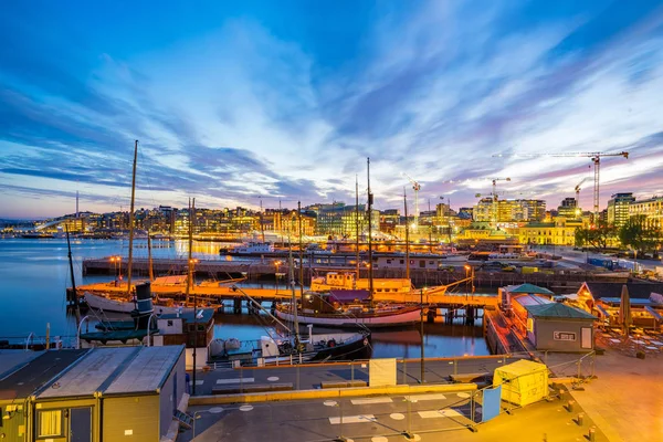 Paisaje urbano y horizonte de la ciudad de Oslo en Noruega por la noche —  Fotos de Stock