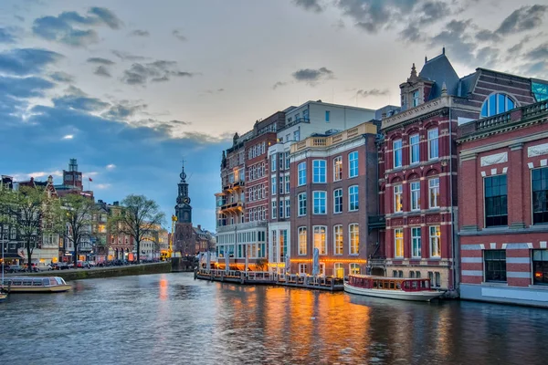 Амстердам міський пейзаж з захід сонця в Нідерландах — стокове фото