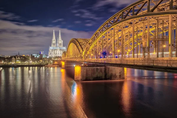 Panorama města Kolín nad Rýnem v noci v Kolíně nad Rýnem, Německo — Stock fotografie