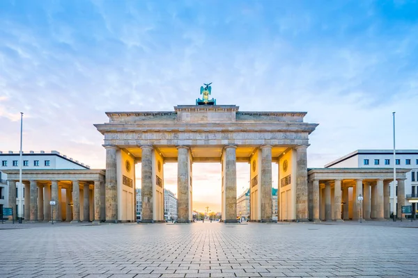 柏林城市的日出与勃兰登堡门在柏林, 德国 — 图库照片