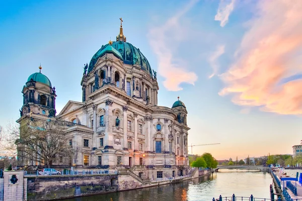 Puesta de sol en la Catedral de Berlín en Berlín, Alemania — Foto de Stock