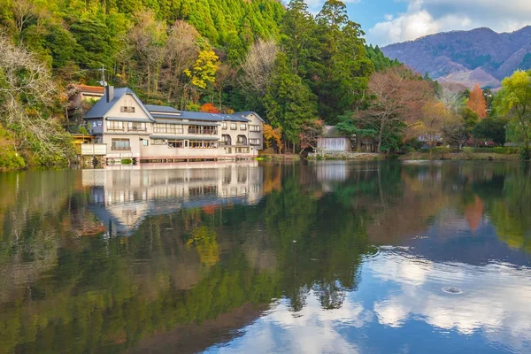 Lago de otoño Kinrin-ko en Yufuin, Oita, Japón . — Foto de Stock