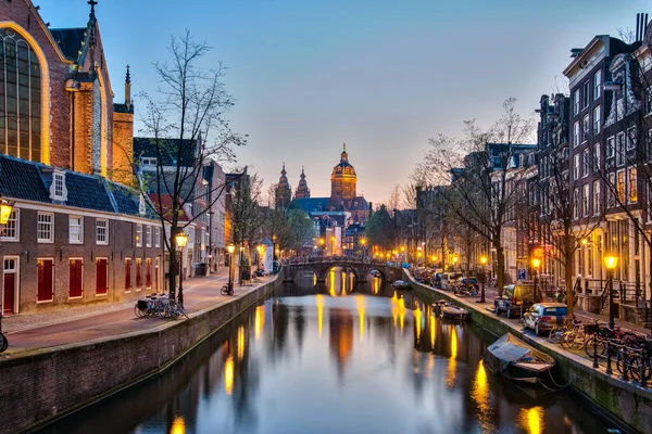 Amsterdam pada malam hari dengan kanal di kota Amsterdam, Nether — Stok Foto