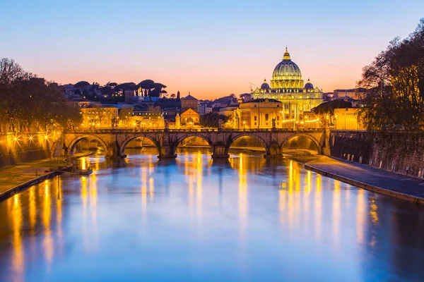 Crepúsculo da cidade do Vaticano em Roma, Itália . — Fotografia de Stock