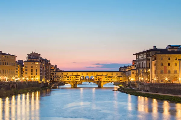 Ponte Vecchio híd éjszakai Firenze, Toscana, Olaszország — Stock Fotó