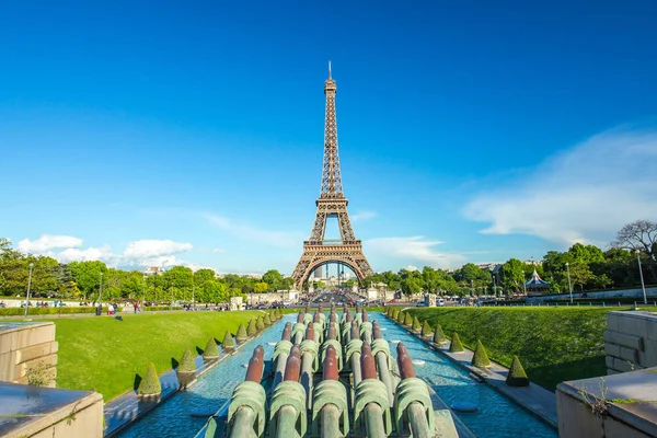 Látható: egy napsütéses nyári da Jardins du Trocadero Eiffel-torony — Stock Fotó
