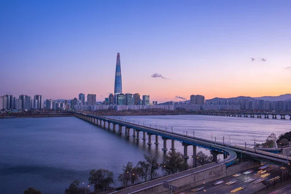Han River al crepuscolo con vista sullo skyline della città di Seoul nel Sud K — Foto Stock