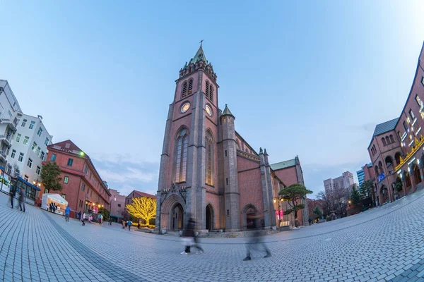 明洞大教堂在黄昏在汉城, 南韩 — 图库照片