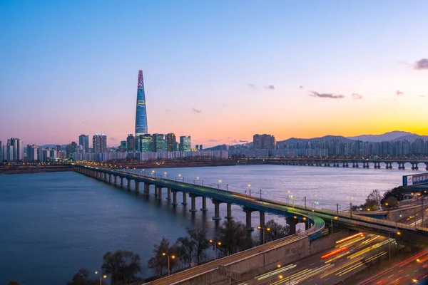 Vista do pôr do sol da cidade de Seul skyline em Seul, Coréia — Fotografia de Stock