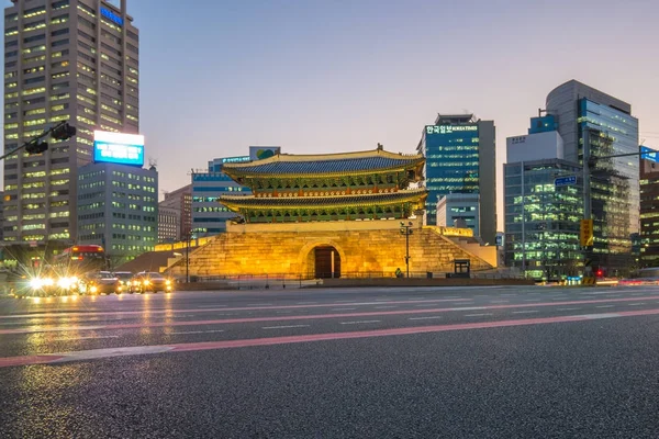 Namdaemun Gate à noite em Seul, Coreia do Sul — Fotografia de Stock