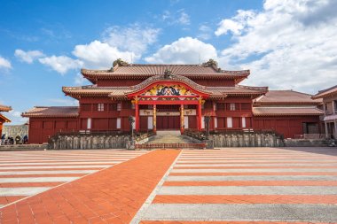 Shuri Castle simgesel yapısının Naha, Okinawa, Japan