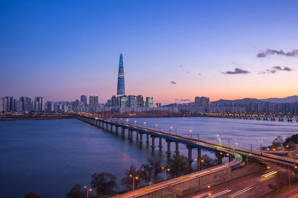Ciudad de Seúl skyline con vista al río Han en Corea del Sur — Foto de Stock