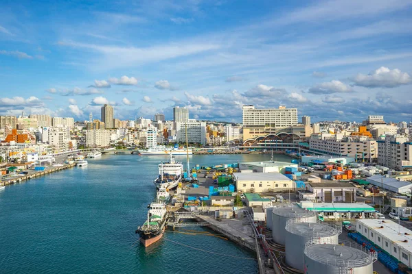 Porto di Tomari con skyline della città di Okinawa a Naha, Okinawa, Giappone — Foto Stock