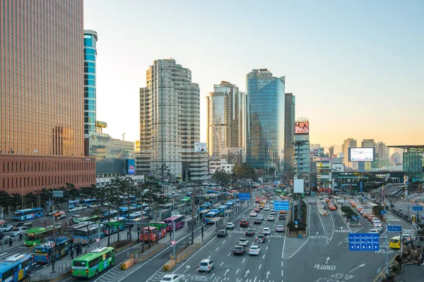 Dopravní ulici poblíž Seoul Station v Soulu, Korea — Stock fotografie