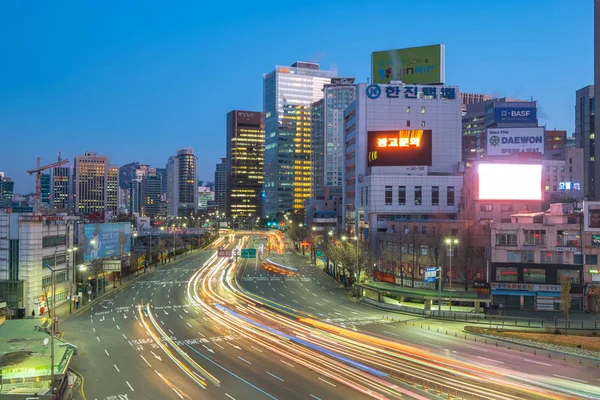 Seul cidade tráfego rua perto de Seul Estação em Seul, Coréia do Sul — Fotografia de Stock