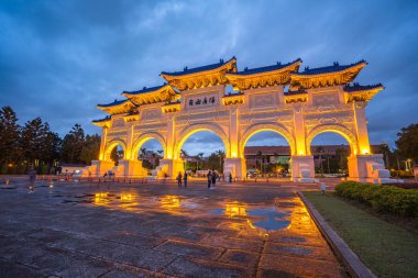 Kapı, büyük dindarlık, Chiang Kai-shek Memorial Hall geceleri 