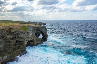 Cape Manzamo doğal kaya oluşumu üzerinde Okinawa Adası, Japonya