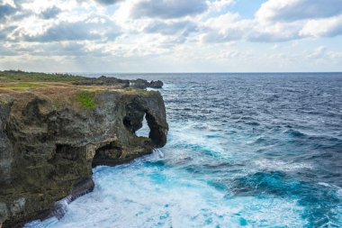 Cape Manzamo doğal kaya oluşumu üzerinde Okinawa Adası, Japonya