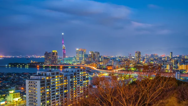 Ciudad de Fukuoka skyline por la noche en Hakata, Fukuoka, Japón — Foto de Stock
