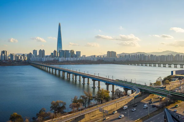 Paisaje urbano de Seúl con cielo azul en Seúl, Corea del Sur — Foto de Stock