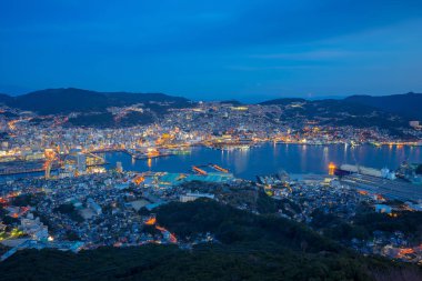 Nagasaki şehir manzarası Mount Inasa gece Japonya'da görünümünü