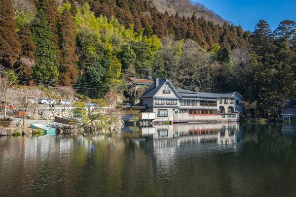 Vista del lago Kinrin-ko en Yufuin, Oita, Japón — Foto de Stock