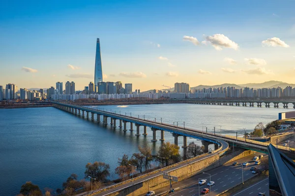 Вид на город Сеул с видом на реку Хань в Сеуле, Южная Корея — стоковое фото