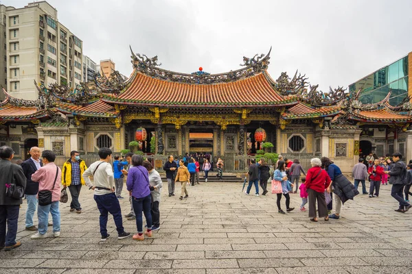 台湾台北市で龍山寺観光客 — ストック写真