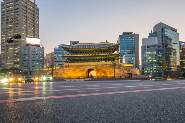 Centrum Seulu nocą z widokiem Namdaemun Gate położony w centrum Seulu, S — Zdjęcie stockowe