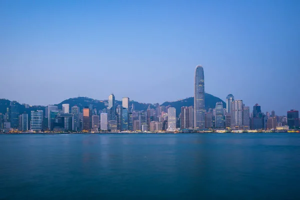 Ciudad de Hong Kong skyline con cielo azul bonito — Foto de Stock
