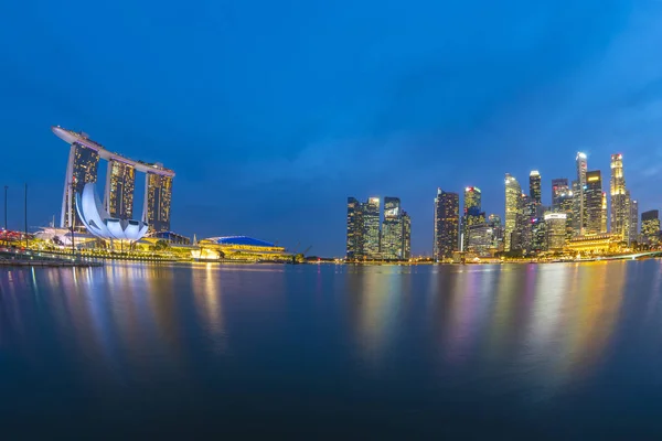 Vista panorâmica da cidade de Singapura skyline à noite em Singapura — Fotografia de Stock