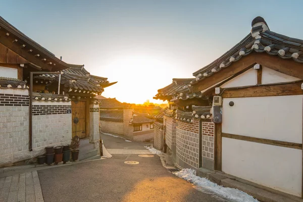 韩国首尔市 Bukchon 韩屋友楼村 — 图库照片