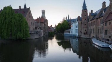Bruges ufuk çizgisi ve kanalın geceleyin Bruges, Belçika 'da zaman aşımı videosu.