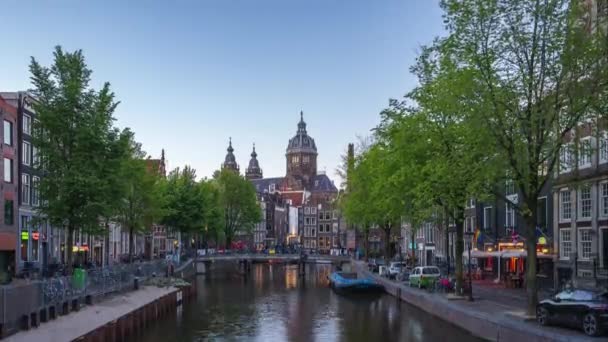 Sankt Nikolaus Kyrka Med Canal Och Nederländska Byggnader Amsterdam Stad — Stockvideo