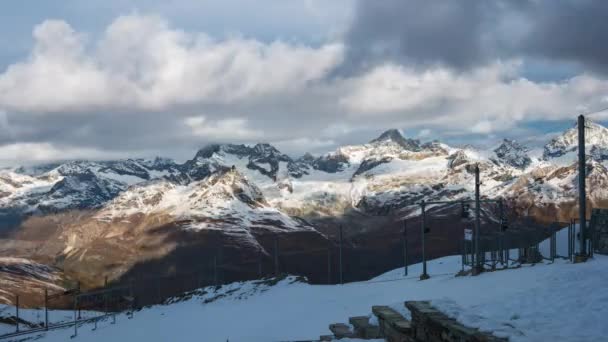 スイスのツェルマットでの雪の山の時間経過ビデオ — ストック動画