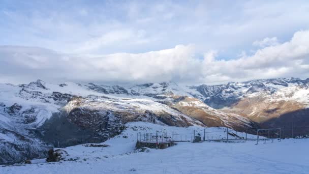 Sviçre Nin Zermatt Kentindeki Matterhorn Manzaralı Bulutlu Gökyüzü — Stok video