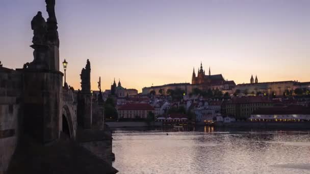チェコのプラハ城とカレル橋とのパノラマビューの時間経過 — ストック動画