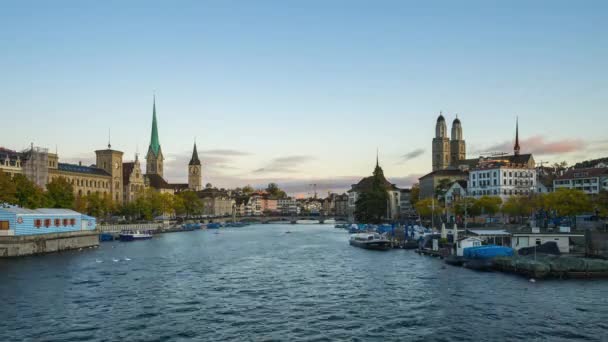 Pohled Historické Centrum Curychu Slavnými Kostely Fraumunster Grossmunster Limmat River — Stock video