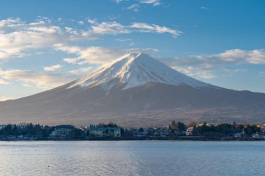 Japonya 'daki Fuji Dağı manzaralı mavi gökyüzü