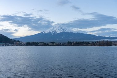 Japonya 'daki Fuji Dağı manzaralı Kawaguchiko Gölü