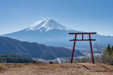 Japonya, Kawaguchiko 'daki Asama Tapınağı' nın Torii kapısı ile Fuji Dağı.