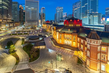 Tokyo şehir manzarası Japonya 'daki Tokyo İstasyonu manzaralı.
