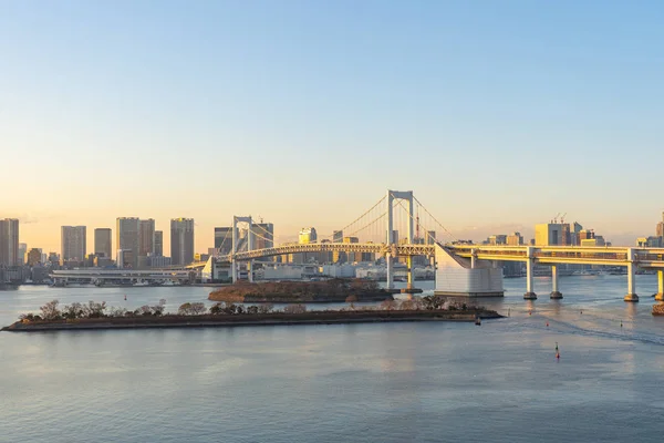 Tokio skyline met uitzicht op Rainbow brug in Japan — Stockfoto