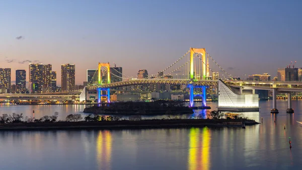 Tokio stad skyline 's nachts met uitzicht op Rainbow brug in Japan — Stockfoto